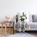 Çam Ağacı Yaprakları İçinde Mumluk Tasarımlı Dijital Baskılı Dekoratif Raşel Kadife Yastık Kırlent Kılıfı Realhomes