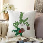 Çam Ağacı Yaprakları İçinde Mumluk Tasarımlı Dijital Baskılı Dekoratif Raşel Kadife Yastık Kırlent Kılıfı Realhomes