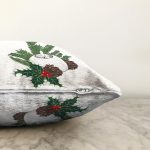 Çam Ağacı Yaprakları İçinde Mumluk Tasarımlı Dijital Baskılı Dekoratif Raşel Kadife Yastık Kırlent Kılıfı Realhomes