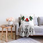 - Sonil-K10029-Gorsel-1 - Realhomes  Kozaklı Kırmızı Mum Tasarımlı Dijital Baskılı Modern Şönil Yastık Kırlent Kılıfı Realhomes