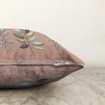 - Sonil-K10043-Gorsel-2 - Realhomes Kahve Zeminli Çiçek Tasarımlı Dijital Baskılı Dekoratif Raşel Kadife Yastık Kırlent Kılıfı Realhomes