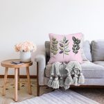 Pembe Zeminli Çiçek Tasarımlı Dijital Baskılı Modern Raşel Kadife Yastık Kırlent Kılıfı Realhomes