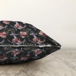 - Sonil-K10082-Gorsel-2 - Realhomes  Siyah Zemin Çapa Motifli Dijital Baskılı Modern Raşel Kadife Yastık Kırlent Kılıfı Realhomes