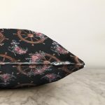 - Sonil-K10084-Gorsel-2 - Realhomes  Siyah Zemin Çapa & Dümen Tasarımlı Dijital Baskılı Modern Raşel Kadife Yastık Kırlent Kılıfı Realhomes