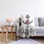 - Sonil-K10087-Gorsel-1 - Realhomes Beyaz Zeminde Sade Çapa Tasarımlı Dijital Baskılı Dekoratif Raşel Kadife Yastık Kırlent Kılıfı Realhomes