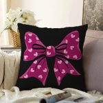 - Sonil-K10097-Gorsel - Realhomes  Siyah Zemin Pembe Kurdele Tasarımlı Dijital Baskılı Dekoratif Raşel Kadife Yastık Kırlent Kılıfı Realhomes