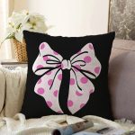 - Sonil-K10098-Gorsel - Realhomes Siyah Zemin Pembe Puantiyeli Kurdele Tasarımlı Dijital Baskılı Modern Raşel Kadife Yastık Kırlent Kılıfı Realhomes