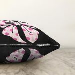 - Sonil-K10098-Gorsel-2 - Realhomes Siyah Zemin Pembe Puantiyeli Kurdele Tasarımlı Dijital Baskılı Modern Raşel Kadife Yastık Kırlent Kılıfı Realhomes