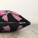 Siyah Zemin Pembe Kurdele Tasarımlı Dijital Baskılı Dekoratif Raşel Kadife Yastık Kırlent Kılıfı Realhomes