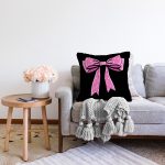 - Sonil-K10100-Gorsel-1 - Realhomes Siyah Zemin Pembe Kurdele Tasarımlı Dijital Baskılı Modern Raşel Kadife Yastık Kırlent Kılıfı Realhomes