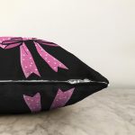- Sonil-K10100-Gorsel-2 - Realhomes Siyah Zemin Pembe Kurdele Tasarımlı Dijital Baskılı Modern Raşel Kadife Yastık Kırlent Kılıfı Realhomes