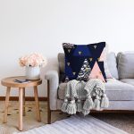 - Sonil-K10105-Gorsel-1 - Realhomes  Lacivert Zemin Geometrik Üçgen Tasarımlı Dijital Baskılı Dekoratif Raşel Kadife Yastık Kırlent Kılıfı Realhomes