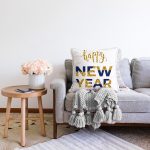 - Sonil-K10107-Gorsel-1 - Realhomes Beyaz Zemin Gold & Lacivert Happy New Year Çizimli Dijital Baskılı Modern Raşel Kadife Yastık Kırlent Kılıfı Realhomes