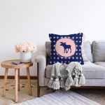 Lacivert Zemin Geyik Tasarımlı Dijital Baskılı Dekoratif Raşel Kadife Yastık Kırlent Kılıfı Realhomes