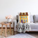 - Sonil-K10113-Gorsel-1 - Realhomes Minyatür Sarı Ev Çizimli Dijital Baskılı Dekoratif Raşel Kadife Yastık Kırlent Kılıfı Realhomes