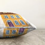- Sonil-K10113-Gorsel-2 - Realhomes Minyatür Sarı Ev Çizimli Dijital Baskılı Dekoratif Raşel Kadife Yastık Kırlent Kılıfı Realhomes