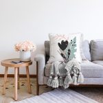 - Sonil-K10128-Gorsel-1 - Realhomes Sanatsal Yaprak Çizimli Dijital Baskılı Modern Raşel Kadife Yastık Kırlent Kılıfı Realhomes