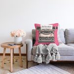 Pembe Zemin Daktilo Tasarımlı Dijital Baskılı Modern Raşel Kadife Yastık Kırlent Kılıfı Realhomes