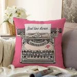 Pembe Zemin Daktilo Tasarımlı Dijital Baskılı Modern Raşel Kadife Yastık Kırlent Kılıfı Realhomes