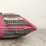 Pembe Zemin Daktilo Tasarımlı Dijital Baskılı Modern Raşel Kadife Yastık Kırlent Kılıfı Realhomes