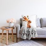 Beyaz Zemin Zürafa Desenli Dijital Baskılı Modern Raşel Kadife Yastık Kırlent Kılıfı Realhomes