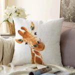 Beyaz Zemin Zürafa Desenli Dijital Baskılı Modern Raşel Kadife Yastık Kırlent Kılıfı Realhomes