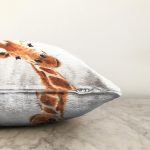 Beyaz Zemin Zürafa Desenli Dijital Baskılı Modern Raşel Kadife Yastık Kırlent Kılıfı Realhomes