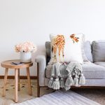 Beyaz Zemin Zürafa Desenli Dijital Baskılı Dekoratif Raşel Kadife Yastık Kırlent Kılıfı Realhomes