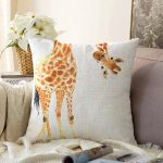 Beyaz Zemin Zürafa Desenli Dijital Baskılı Dekoratif Raşel Kadife Yastık Kırlent Kılıfı Realhomes