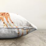 Beyaz Zemin Zürafa Desenli Dijital Baskılı Dekoratif Raşel Kadife Yastık Kırlent Kılıfı Realhomes