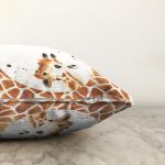 - Sonil-K10201-Gorsel-2 - Realhomes  Beyaz Zemin Zürafa Desenli Dijital Baskılı Modern Raşel Kadife Yastık Kırlent Kılıfı Realhomes