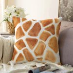 - Sonil-K10202-Gorsel - Realhomes  Zürafa Benekli Özel Tasarım Dijital Baskılı Dekoratif Raşel Kadife Yastık Kırlent Kılıfı Realhomes