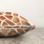 - Sonil-K10202-Gorsel-2 - Realhomes  Zürafa Benekli Özel Tasarım Dijital Baskılı Dekoratif Raşel Kadife Yastık Kırlent Kılıfı Realhomes