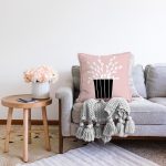 Pembe Zemin Vazo Desenli Dijital Baskılı Modern Raşel Kadife Yastık Kırlent Kılıfı Realhomes