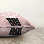 Pembe Zemin Vazo Desenli Dijital Baskılı Modern Raşel Kadife Yastık Kırlent Kılıfı Realhomes