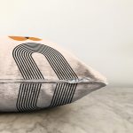 - Sonil-K10238-Gorsel-2 - Realhomes Soyut Tarzda Güneş Tasarımlı Dijital Baskılı Dekoratif Raşel Kadife Yastık Kırlent Kılıfı Realhomes