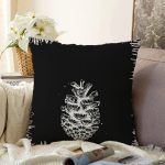 - Sonil-K10244-Gorsel - Realhomes  Siyah Beyaz Kozalak Motifli Dijital Baskılı Dekoratif Raşel Kadife Yastık Kırlent Kılıfı Realhomes