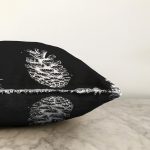 - Sonil-K10244-Gorsel-2 - Realhomes  Siyah Beyaz Kozalak Motifli Dijital Baskılı Dekoratif Raşel Kadife Yastık Kırlent Kılıfı Realhomes