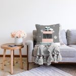 Gri Kar Taneli Zemin Hediye Paketleri Desenli Dijital Baskılı Dekoratif Raşel Kadife Yastık Kırlent Kılıfı Realhomes