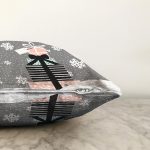 - Sonil-K10248-Gorsel-2 - Realhomes  Gri Kar Taneli Zemin Hediye Paketleri Desenli Dijital Baskılı Dekoratif Raşel Kadife Yastık Kırlent Kılıfı Realhomes