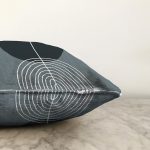 - Sonil-K10272-Gorsel-2 - Realhomes  Soyut Tarzda Onedraw Çizimli Dijital Baskılı Dekoratif Raşel Kadife Yastık Kırlent Kılıfı Realhomes