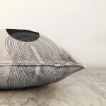 - Sonil-K10303-Gorsel-2 - Realhomes Soyut Tarzda Onedraw Çizimli Dijital Baskılı Modern Raşel Kadife Yastık Kırlent Kılıfı Realhomes