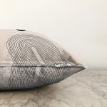 - Sonil-K10304-Gorsel-2 - Realhomes  Soyut Tarzda Onedraw Çizimli Dijital Baskılı Dekoratif Raşel Kadife Yastık Kırlent Kılıfı Realhomes