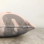 - Sonil-K10314-Gorsel-2 - Realhomes  Soyut Tarzda Onedraw Çizimli Dijital Baskılı Dekoratif Raşel Kadife Yastık Kırlent Kılıfı Realhomes