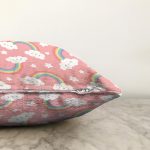 Realhomes Pembe Zeminde Gökkuşağı Tasarımlı Dijital Baskılı Modern Raşel Kadife Yastık Kırlent Kılıfı Realhomes