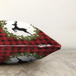 - Sonil-K10372-Gorsel-2 - Realhomes  Ekose Zemin Çelenkli Geyik Motifli Dijital Baskılı Dekoratif Raşel Kadife Yastık Kırlent Kılıfı Realhomes