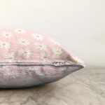 Pembe Zemin Papatya Tasarımlı Dijital Baskılı Dekoratif Raşel Kadife Yastık Kırlent Kılıfı Realhomes