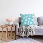 Mavi Zemin Papatya Çizimli Dijital Baskılı Modern Raşel Kadife Yastık Kırlent Kılıfı Realhomes