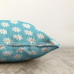 Mavi Zemin Papatya Çizimli Dijital Baskılı Modern Raşel Kadife Yastık Kırlent Kılıfı Realhomes