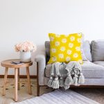 - Sonil-K10378-Gorsel-1 - Realhomes  Sarı Zemin Papatya Desenli Dijital Baskılı Dekoratif Raşel Kadife Yastık Kırlent Kılıfı Realhomes